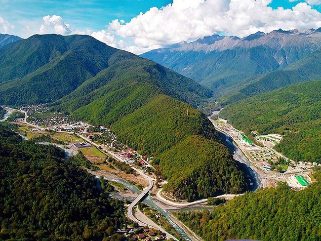 вид на красную поляну и эсто садок